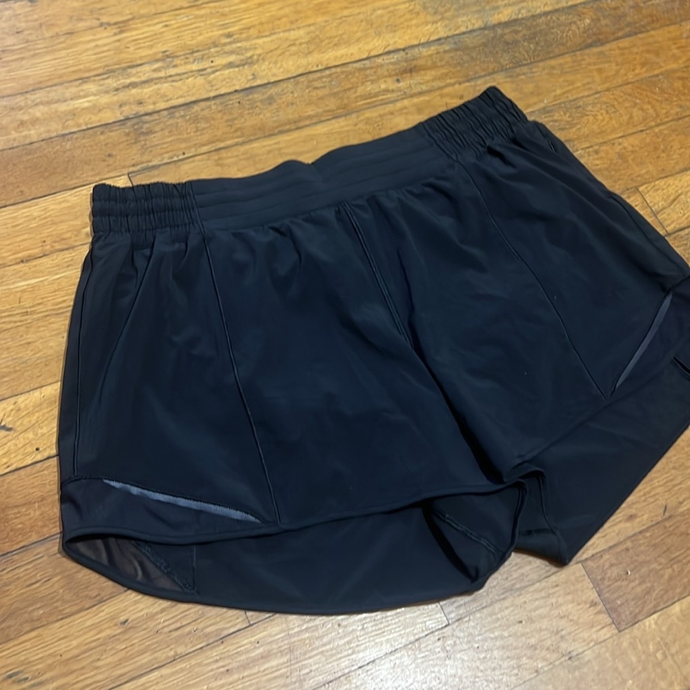 Lululemon Curvy Fit Hotty Hot Shorts High-Rise Long in Black, size 14 - Picture 4 of 16